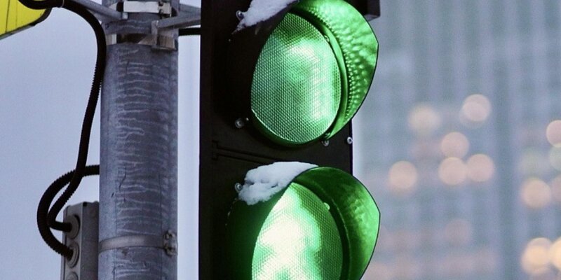 безопасность дорожного движения при строительстве. безопасность движения на автомобильных дорогах. дорожные работы плакат. правила поведения на дороге. стенд уголок безопасности дорожного движения.