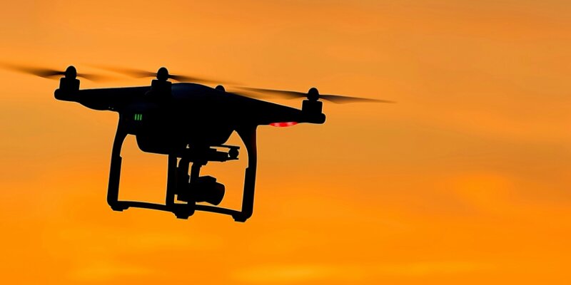 дроны новогодние. мультикоптерные бпла. грузовой дрон hi-fly cargo. дрон в дзержинске нижегородской. квадрокоптер в полете.