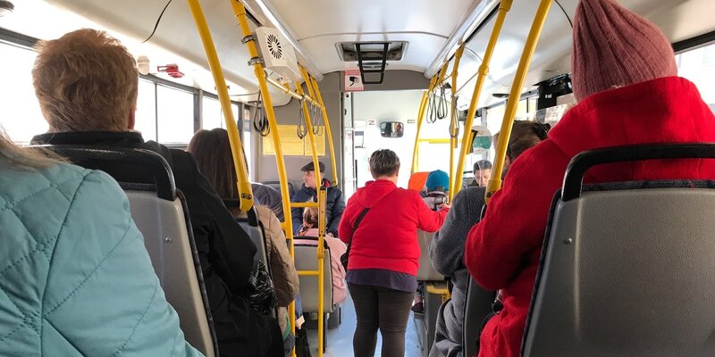 Когда нужно оплачивать проезд в автобусе. Оплата в автобусе. Валидаторы с билетами. Валидатор в автобусе. Правила оплаты проезда в общественном транспорте.