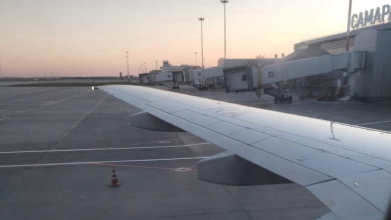 советский фильм где террористы захватили самолет. самолет прилетел спустя 5 лет. манифест сериал 828. сериал рейс 828. самолет прилетел спустя 5 лет.