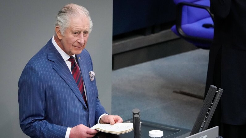 Мальчик встречает папу. Жизнь борьба афоризмы. Борятся сын без отца. Фотосессия отец и сын. Встреча отца и сына.