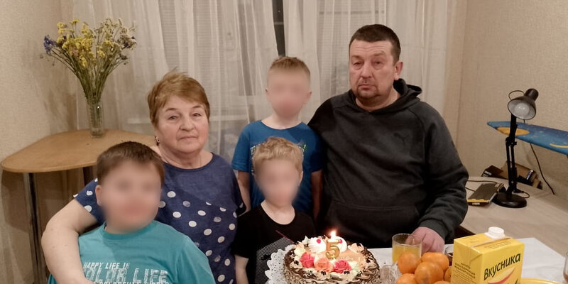 уходящая девушка. девушка уходит от парня. уйду с тобой итальянская. уходящий мужчина. человек идет по дороге.