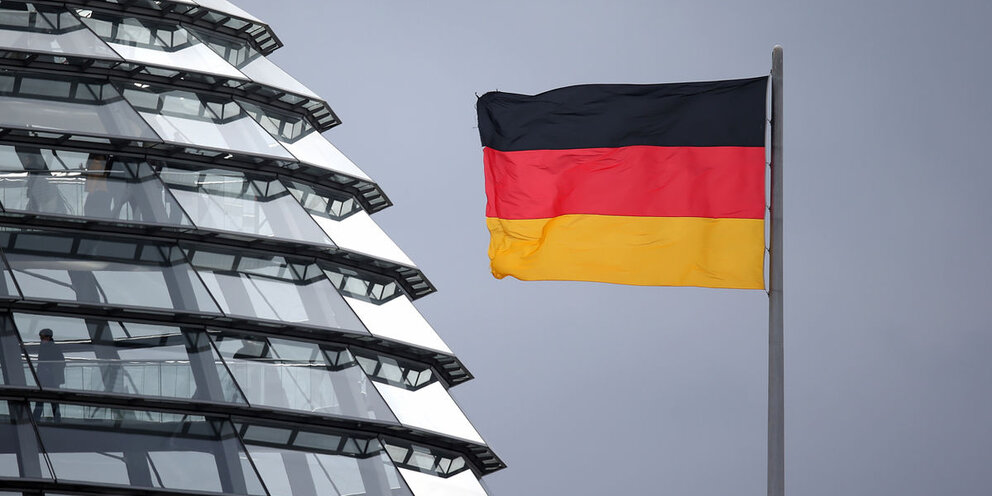 Германия февраля 2024 года. Бундестаг Германии. Немецкий флаг Бундестаг. Деиндустриализация Германии. В Германии заявили об опасности деиндустриализации.