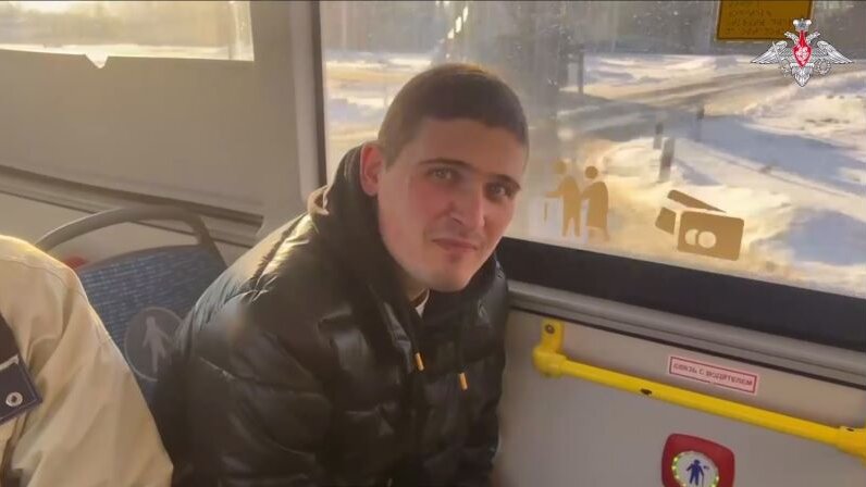 привела домой двух