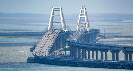 Движение автомобилей по&nbsp;Крымскому мосту временно перекрыто|