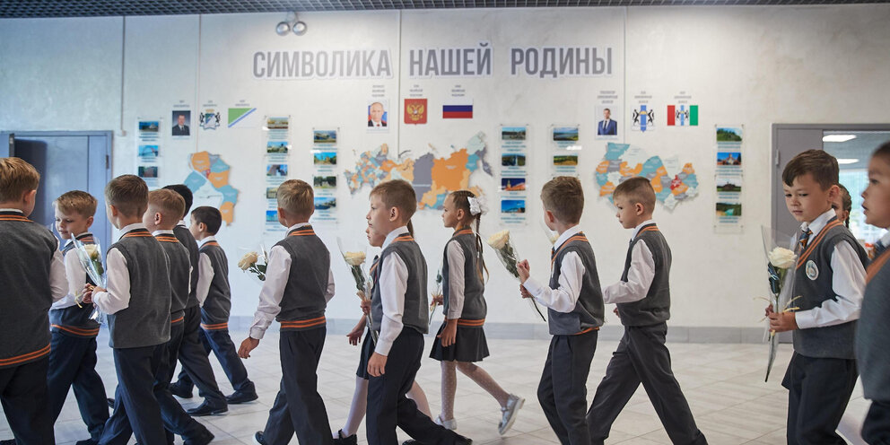 Записка учителю. Записка освобождение от физры от родителей. Пойти в школу как пишется. Записка от физкультуры от родителей. Смешные школьные объяснительные.