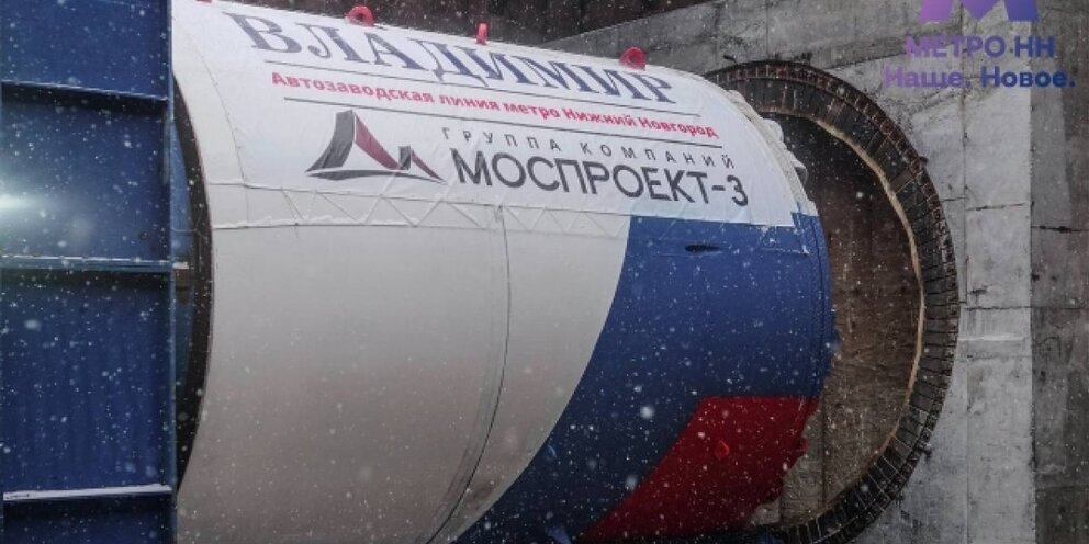 Гигантские дождевые черви австралии. Длиной в несколько лет. Человек перед лестницей. Лонг хэйр. Человек сидит на перилах.