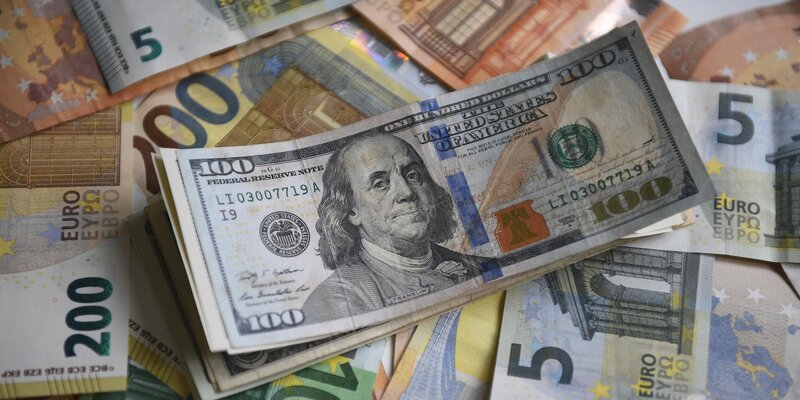 Обмен евро на доллары