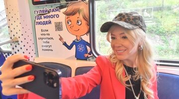 Девочка просит чтобы ее. Мальчик и девочка мирятся. Цитата попросить прощение. Особенная зоя. Парень дарит девушке цветы.