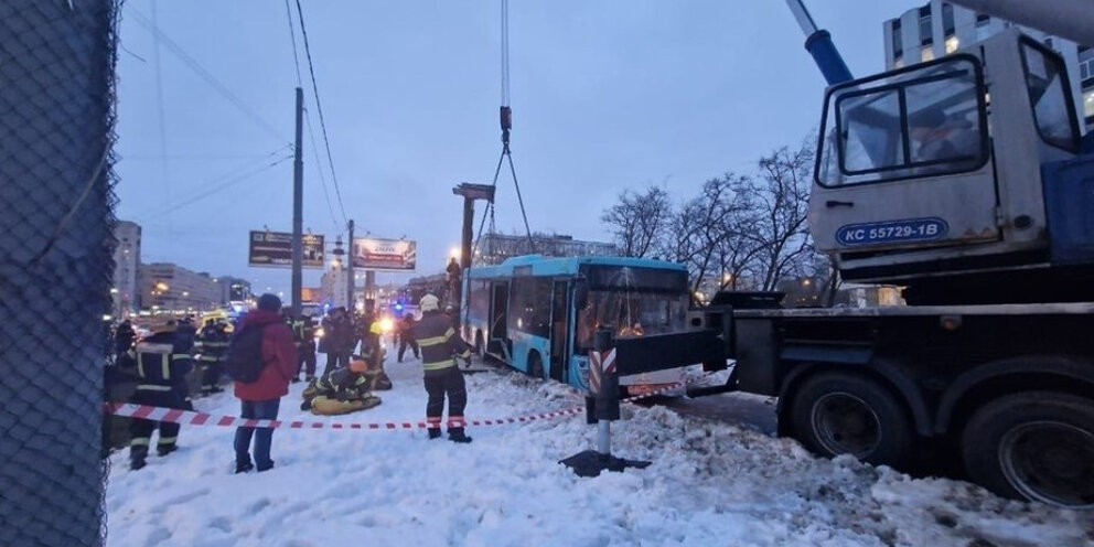 где автобус на карте. 082 автобус екатеринбург. где сейчас 82 автобус. автобус метро пионерская. богдан а09204 ярославль.