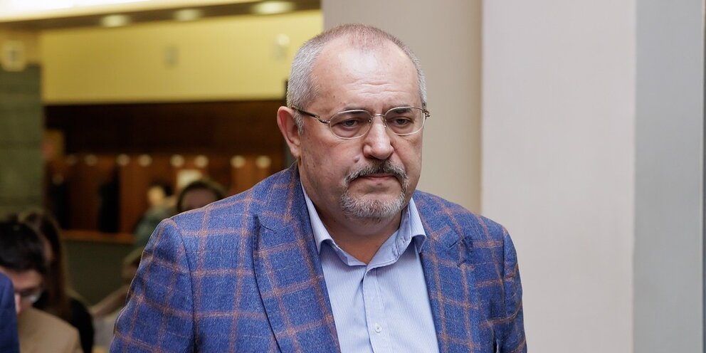 Долг кроссворд. Разорившийся должник кроссворд. Человек разгадывает кроссворд. Долг сканворд. Разорившийся должник кроссворд.