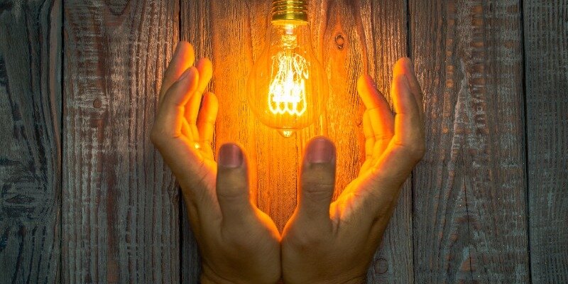 Экономим электроэнергию. Рука на выключателе. Выключатель с задержкой времени. Отключили свет в доме. Скачок напряжения.