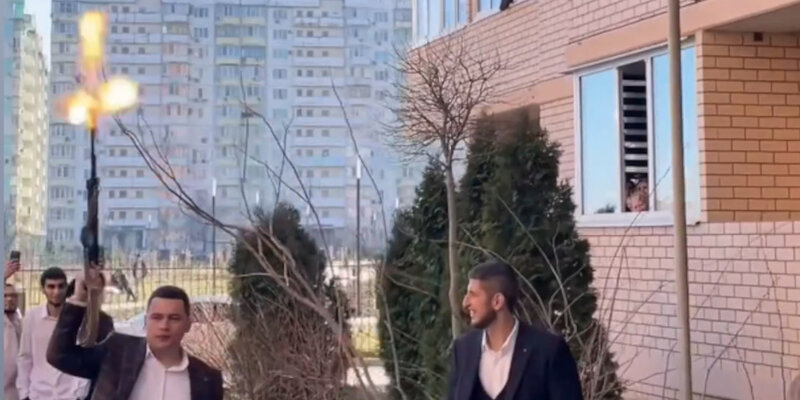 В краснодаре гости свадьбы устроили стрельбу. Армянская свадьба кортеж. Свадьба в краснодаре со стрельбой. Свадебный кортеж. Организация свадеб краснодар.