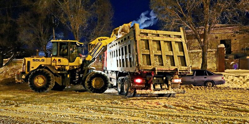Дорожники чистят снег. Техника для уборки снега. Снег рабочие на базе. Уборка снега. Снегоуборочная техника.