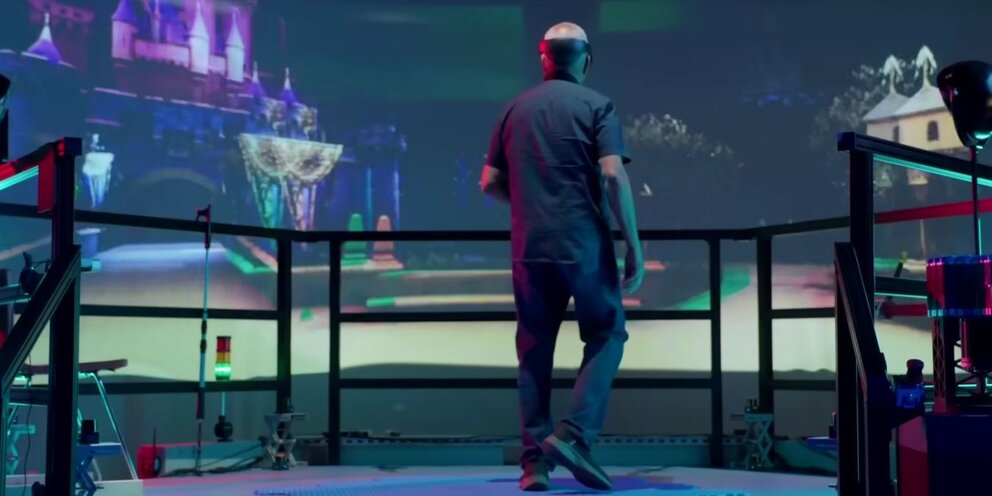 Человек который показывает движение. Человек который показывает движение. Успех в бизнесе. Силуэт шагающего человека. Силуэты людей в движении.