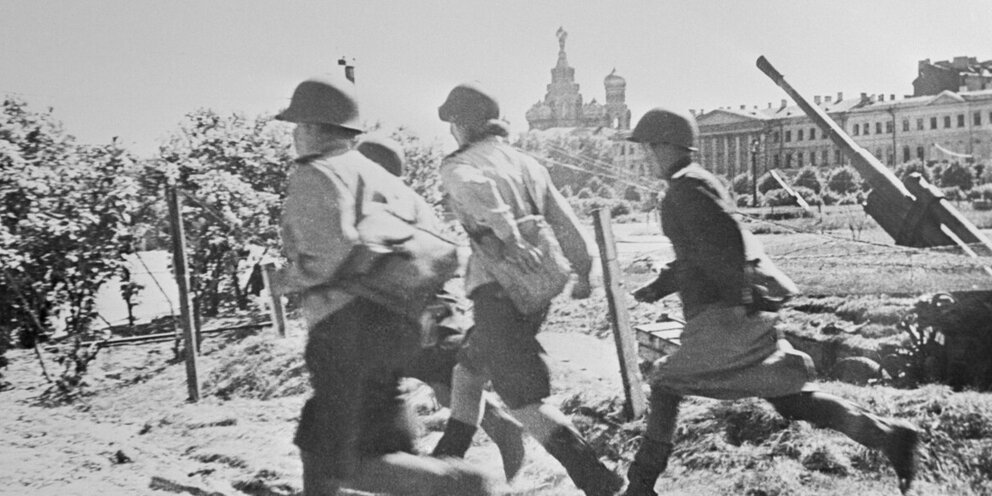 Письма детей в блокадном ленинграде таня савичева. Подвиг ленинградцев. Стихи про блокадный ленинград для детей. О блокаде сейчас вспоминая текст. О блокаде сейчас вспоминая текст.