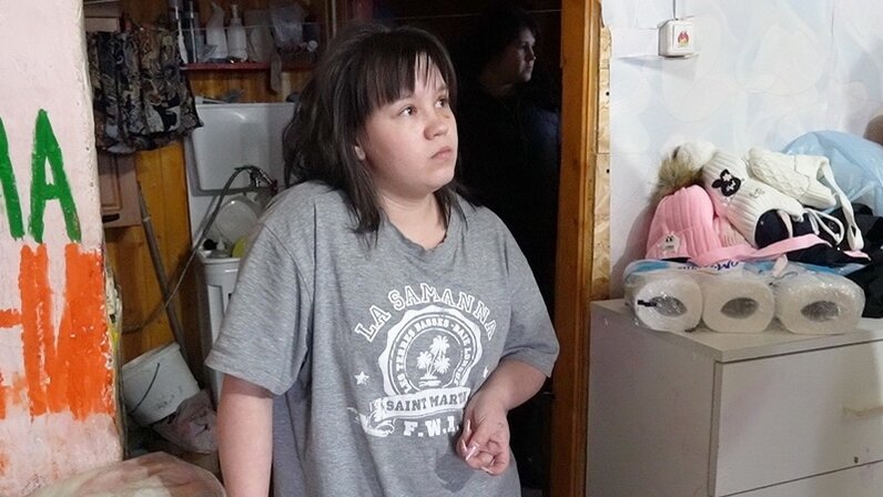 детские глаза. дети со сложным дефектом. дитя с марса фильм 2007. маленькая девочка с игрушкой. дитя со.