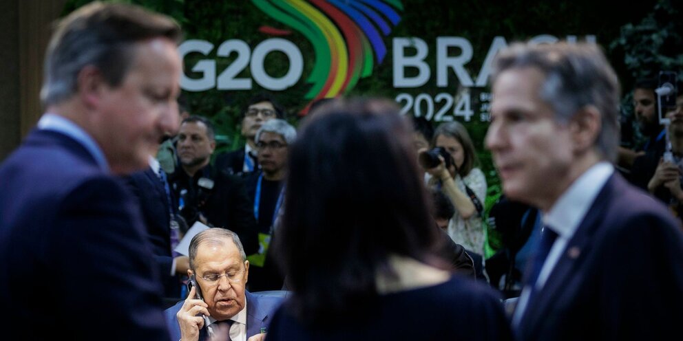 Приведите дроби к наименьшему общему знаменателю. Знаменатель 15 и 20. Приведи дроби к наименьшему общему. Приведите дроби к знаменателем 7/2 = 12/. Знаменатель 15 и 20.