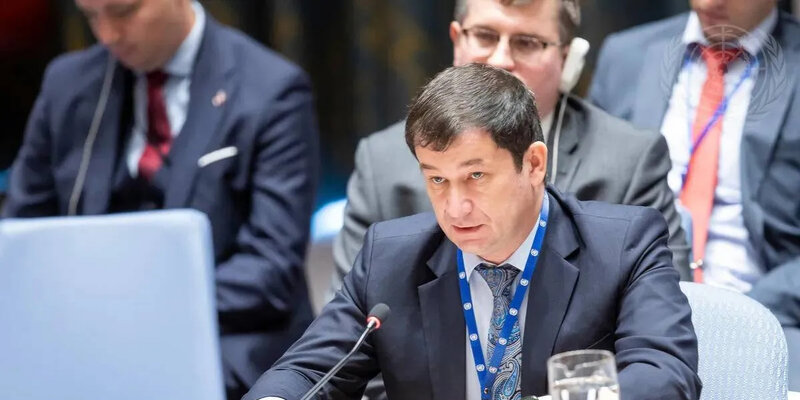 бизнесмен с портфелем. профессия дипломат презентация. дипломат это кратко. женский костюм дипломата. нужно становиться дипломатом.