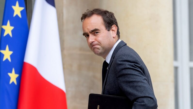 Посредник в переговорах. Кто ведет переговоры. Конфликт. Бизнесмены ведут переговоры. Деловые встречи и переговоры.