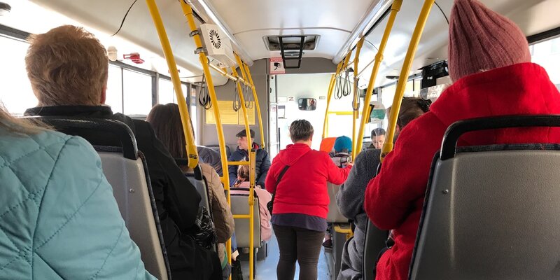 Валидатор в автобусе для банковских карт. Мобильный терминал для оплаты банковскими картами. Оплата в автобусе. Обязательно оплати проезд. Можно ли картой оплачивать проезд в автобусе.