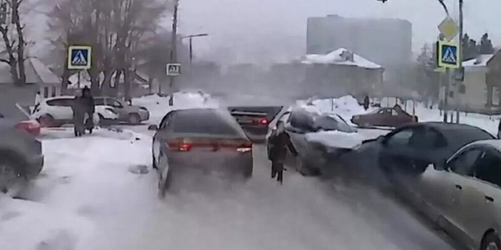 Первоклассник в барнауле угнал. Дети угнали машину. Ребёнок угнал машину смешные картинки. Первоклассник в барнауле угнал. Первоклассник в барнауле угнал.