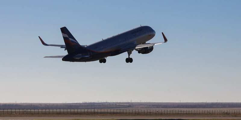самолет волгоградский. самолет su 1182. аэропорт волгоград телетрапы. аварийная посадка самолета. воздушный парад в волгограде.