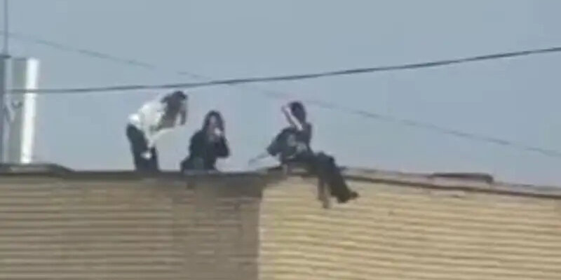 Стпопильная система двускатной крыши. Укладка крыши. Монтаж кровли профнастилом. Стропильная система. Стропильная система.