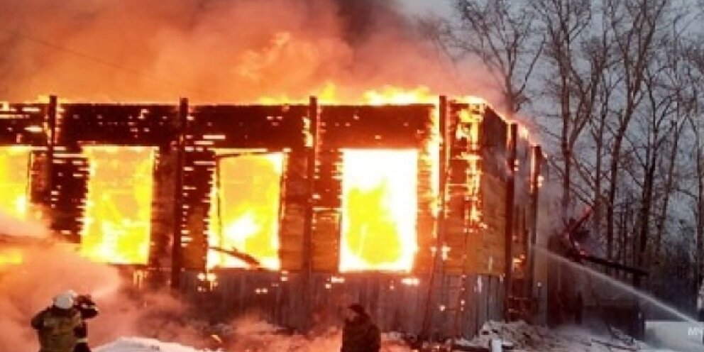 Пожар в спортивном комплексе. Дом горит. Пожары в жилых домах. Сгоревший дом. Здание горит.