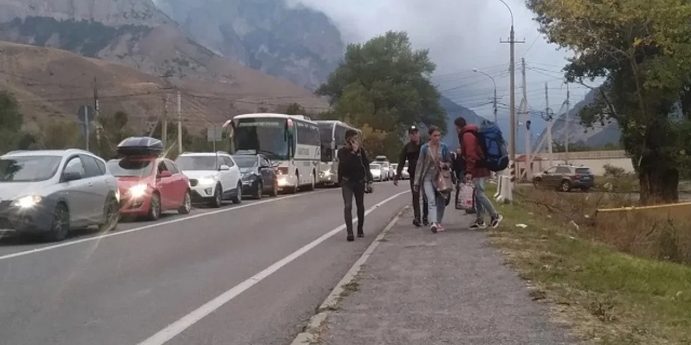 Пробка в грузию. Баграташен таможня армения. В грузии непогода. Край земли грузия верхний ларс. Россияне на границе с грузией.