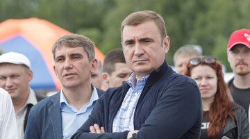 мужчина и женщина в офисе. общение с продавцом. консультант хотел узнать обратную связь. женщина на переговорах. консультант хотел узнать обратную связь.