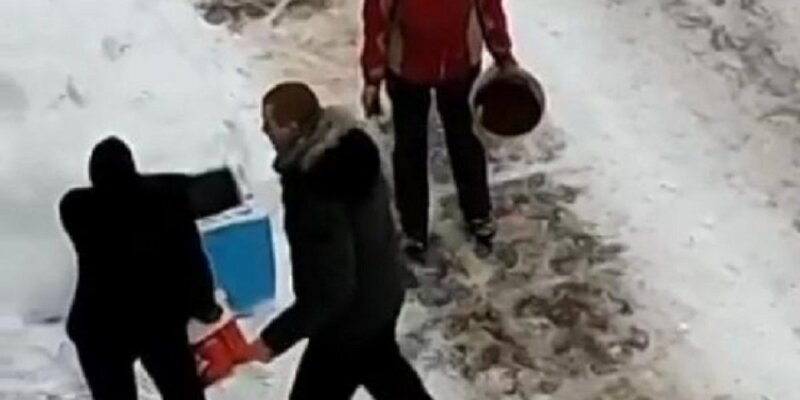Избил дворников