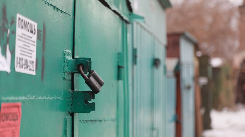 Девятилетние дети пытаются заняться любовью. Стучит в дверь. Подростки заперли мальчика в гараже. Фильм врата в 3д. Девятилетние пытаются заняться.