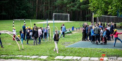 Старшеклассницы занимающиеся гиревым спортом