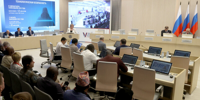 Можно ли проголосовать на другом избирательном участке. Госуслуги голосование. Выборы плакат. Выборы губернатора новосибирской области. Голосуем по месту нахождения.