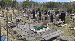 Копать яму. Медь закопанная закопанная в земле. Закопанный сундук. Фото могилы братьев богдановых. Закопанный брат.