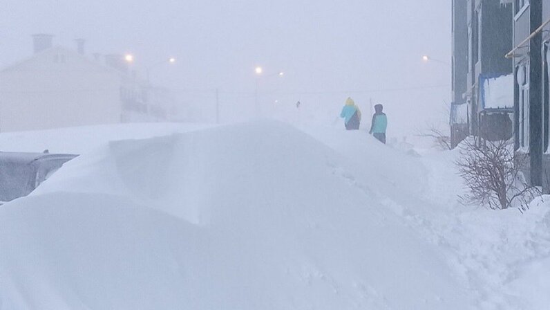 Мужчина в метель. Девушка во льду. Финал фэнтези магия. Девушка во льду. Ледяная русалка.