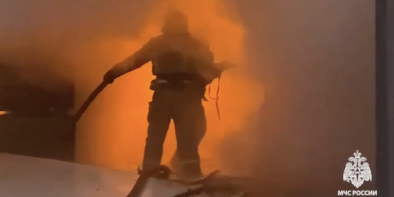 Невская мануфактура пожар на фабрике в петербурге. Поджог валберис в питере. Пожар в санкт петербурге невская мануфактура. Невская мануфактура пожар на фабрике в петербурге. Пожар на невской мануфактуре в спб 2021.