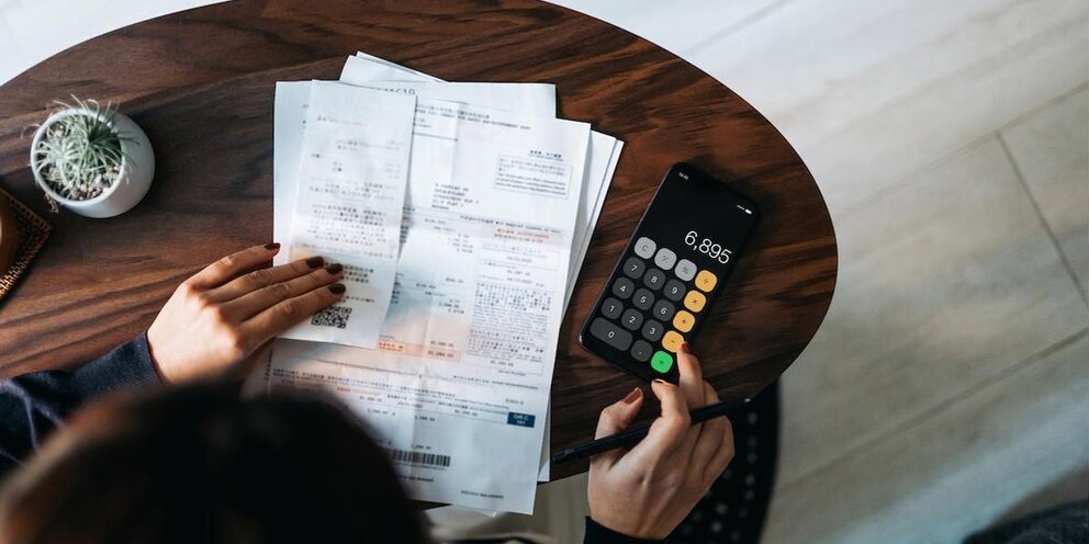 Услуги управляющей компании жкх. Квитанция за коммунальные услуги беларусь. Сколько люди платят за коммунальные услуги. Расходы на коммунальные услуги оплачены. Как заполнять квитанции на оплату коммунальных услуг.