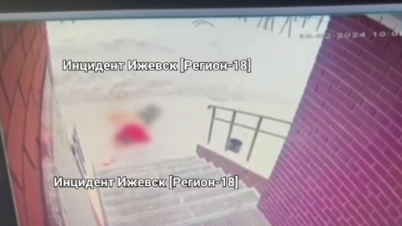 девушка выпала с балкона. человек падает с многоэтажки. человек из окна многоэтажки. ставрополь выпал ребенок. выпала из окна многоэтажки.