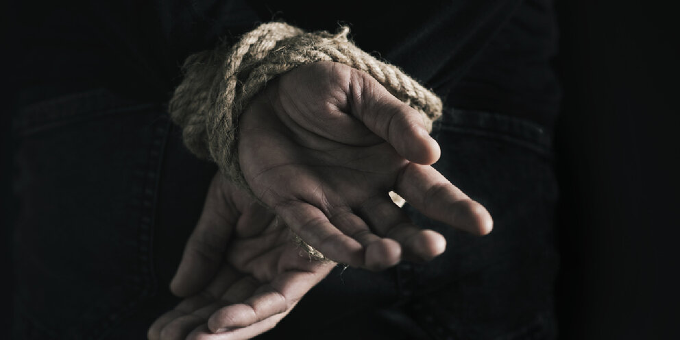 связанные мужские руки. фильм сша заложник даллас. мужчина со связанными руками. сериалы про хамас. похищенные хамасом.