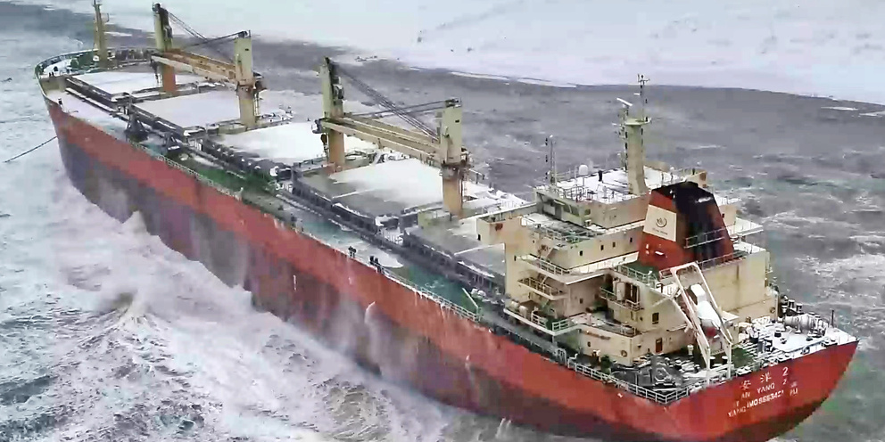 Для двух аварийных судов с мазутом у российских берегов определен план действий 