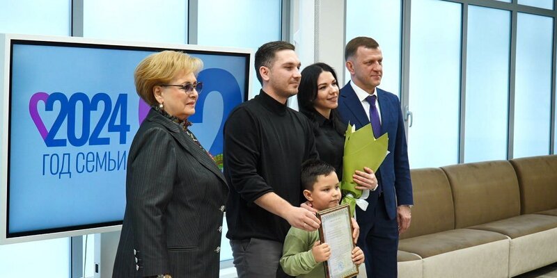 пособия многодетным семьям. меры поддержки семей в россии. дополнительная выплата молодым семьям. выплаты детских пособий семьям с детьми. субсидия на жилье молодой семье.