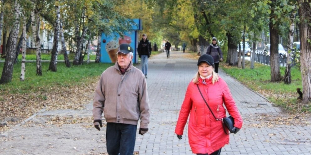 Бабушка и дедушка с внуками. Бабушка и дедушка. Пенсионер 7 лет. Пожилая пара в современной квартире. Пенсионеры фотосток.