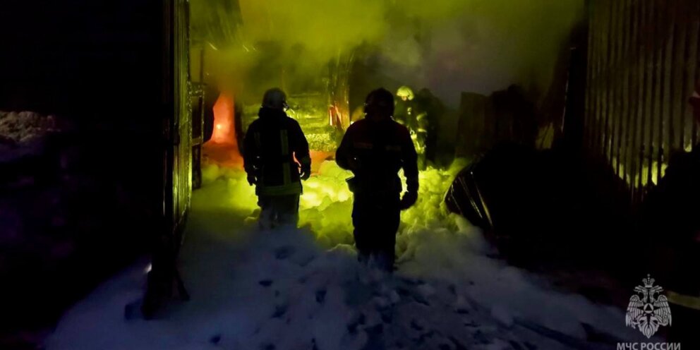 тушение пожаров в жилой зоне. пожар в административном здании. пожары на сельскохозяйственных объектах. особенности тушения в сельской местности. пожарные.