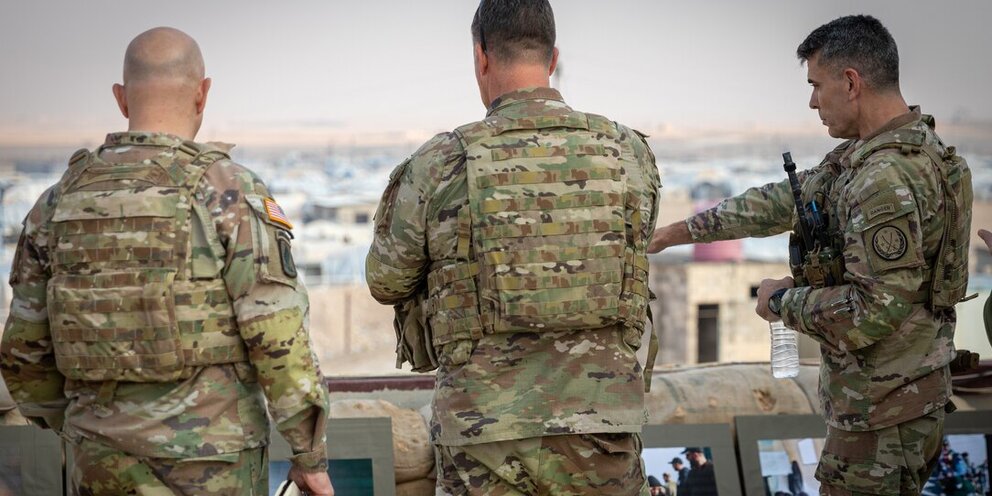 Американские военные в сирии 2022г. Операция сша в сирии. Бмп брэдли в сирии. Военная база сша в сирии. База эт танф в сирии.