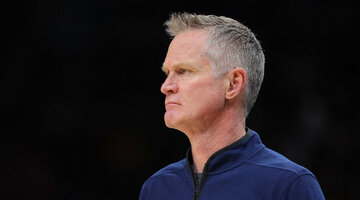 тренер баскетбольной команды. тренер и баскетболисты. тренер по баскетболу. тренер и игрок баскетбол. тренер и баскетболисты.