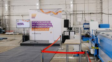 Мужик с завода. Укладчик-упаковщик. Обувная промышленность. Фото фм ложистик в ступино упаковка марс. Мужчина рабочий.