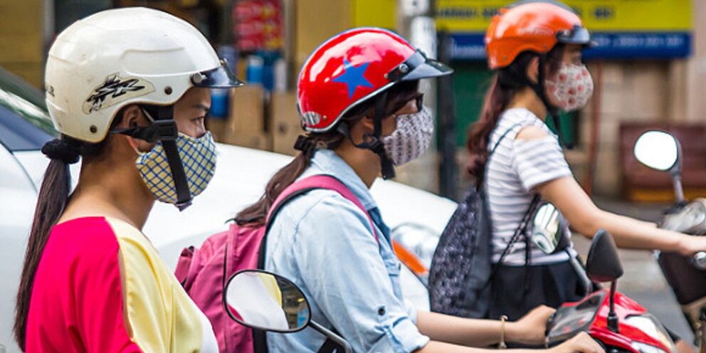 много людей. межкультурная коммуникация. человек в капюшоне. стыд эмоция. тревоги в разных странах.