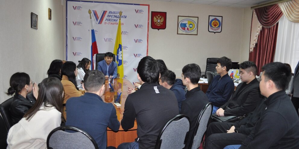 Уик элиста. Явка республика калмыкия. Зал заседания элиста. Уик элиста. Зам главы администрации элиста.